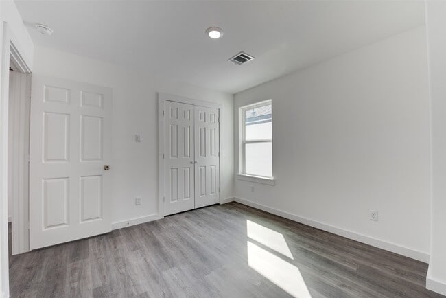 Building Photo - 8126 Sterlingshire St