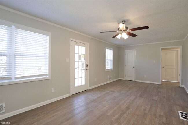 Foto del edificio - 3 br, 2 bath House - 55 Sears Rd
