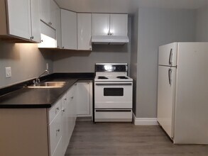 Building Photo - 10 Maxim Cres