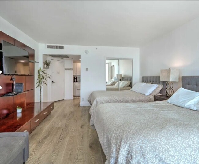 Building Photo - 5445 Collins Ave