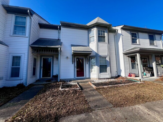 Building Photo - Charming Townhouse in Kempsville Lakes