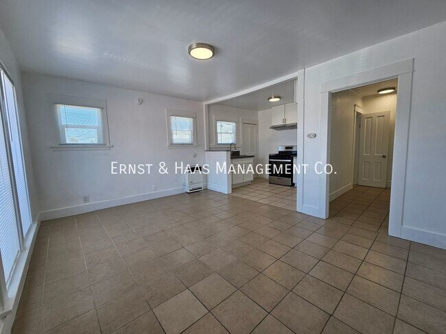 Building Photo - Charming 1 Bedroom Apartment in the Heart ...