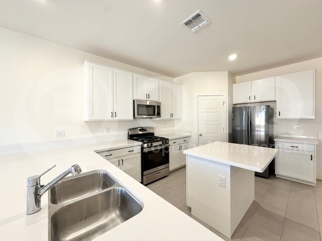 Building Photo - 724 E Ruby Dr