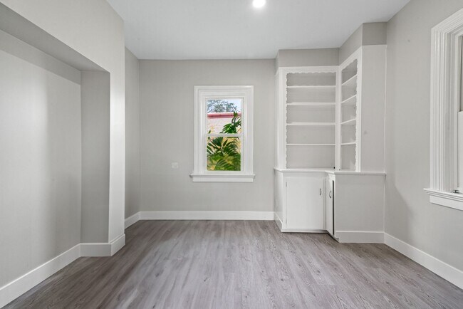 Foto del edificio - Spacious 3-Bedroom Home with Sunroom & Off-Street Parking in Johnston!