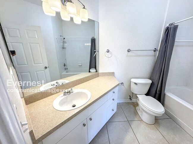 Building Photo - Lovely 2BR Third-Floor Condo in Gated Comm...