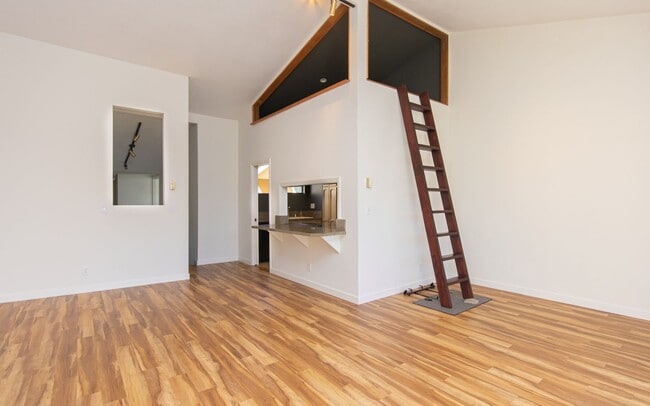 Building Photo - 4637 Park Dr