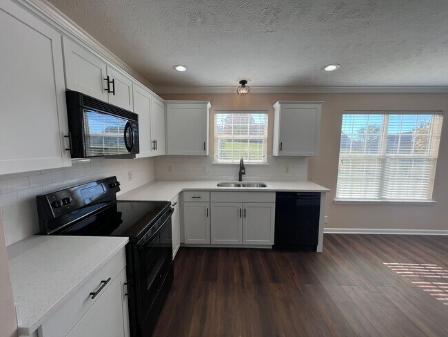 Foto del edificio - Beautifully updated 3 BR 2 Bath Home in Lavergne - Mowing included!