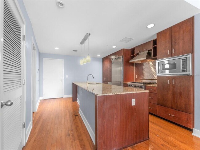 Foto del edificio - 1120 E Kennedy Blvd