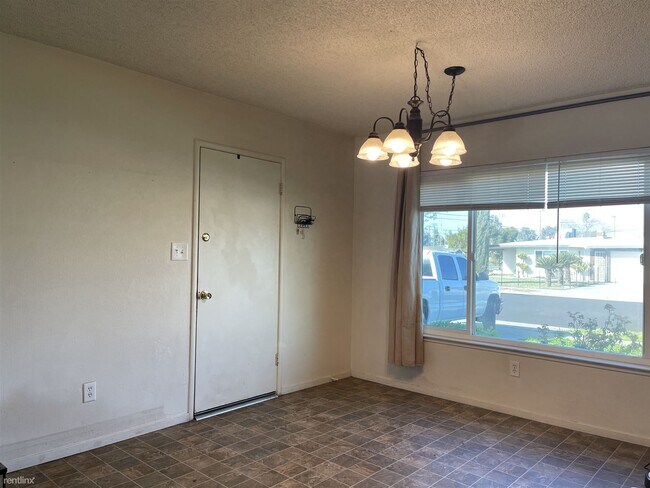 Building Photo - 3 br, 2 bath House - 1905 N Waukena Way