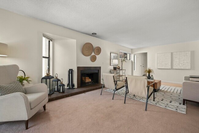 Reading nook - 1713 Dalessi Dr