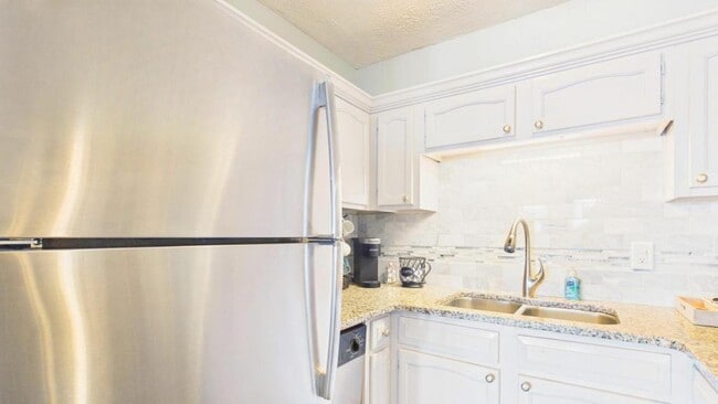 Building Photo - 301 Lullwater Dr