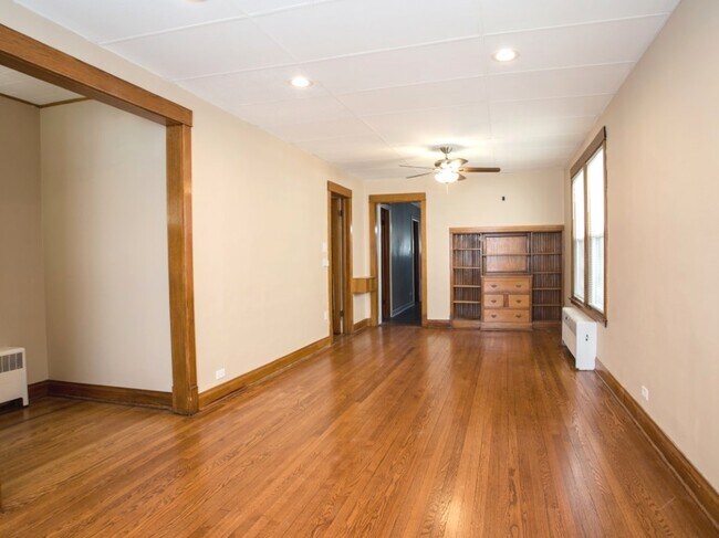 Building Photo - 2440 W Cuyler Ave