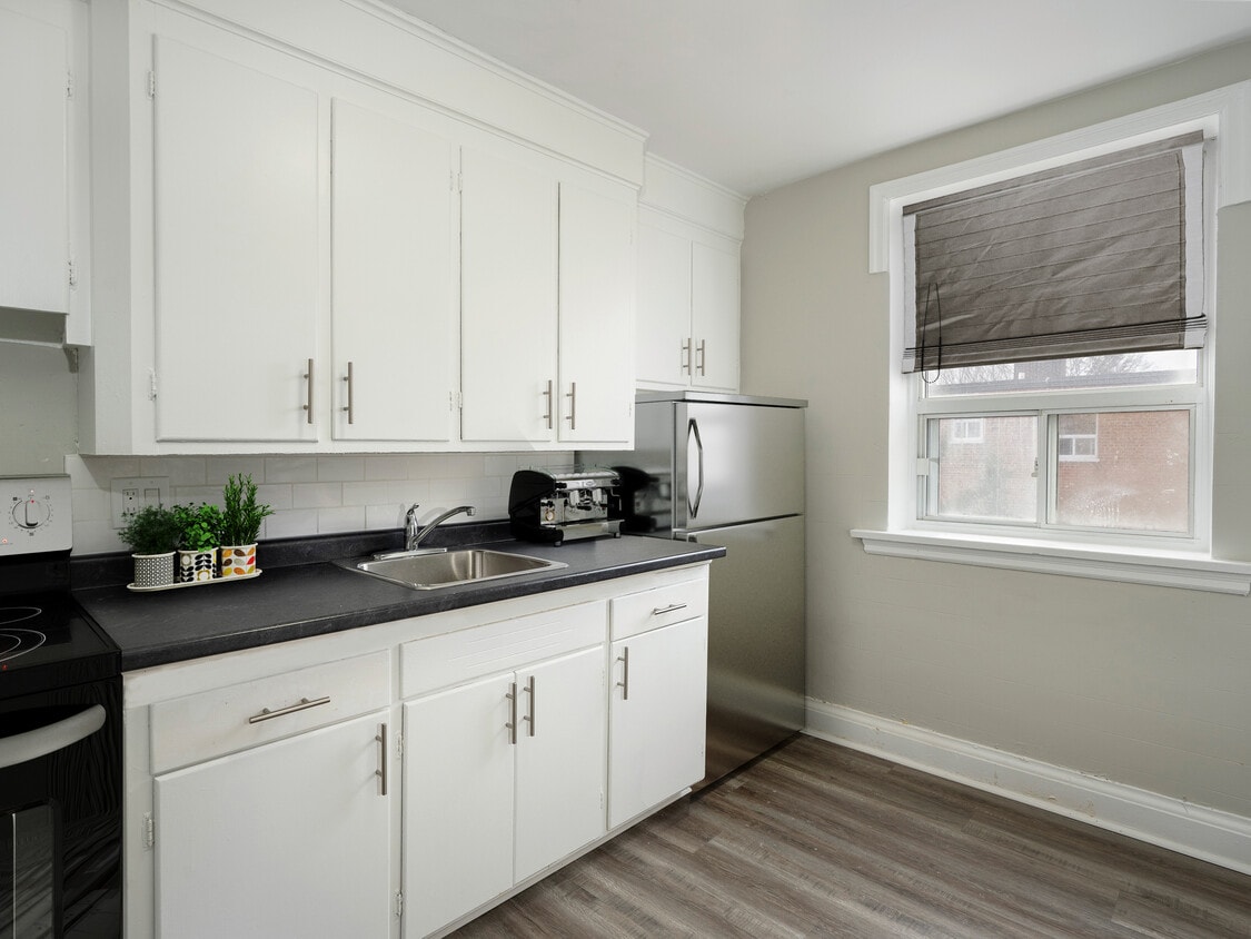 Primary Photo - 105-117 Onward Avenue