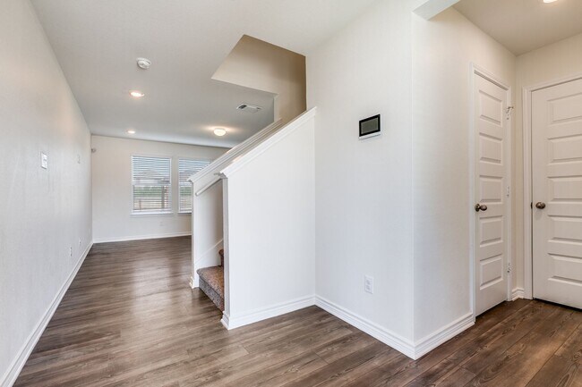 Foto del edificio - Welcome home to this 3-bedroom 2.5-bath in the desirable Marbella community