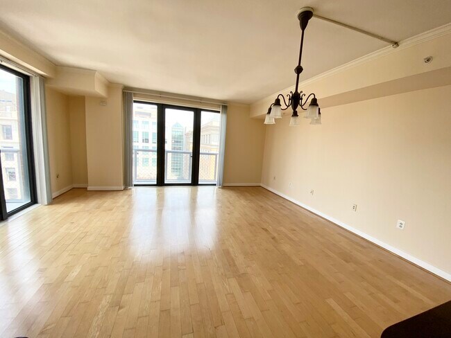 Sala de estar en unidad de esquina del ático - 616 E St NW