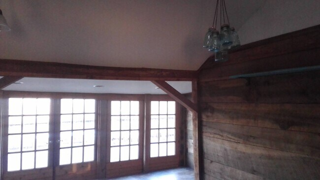 Comedor con vistas a la terraza trasera - 6832 Piney River Rd N