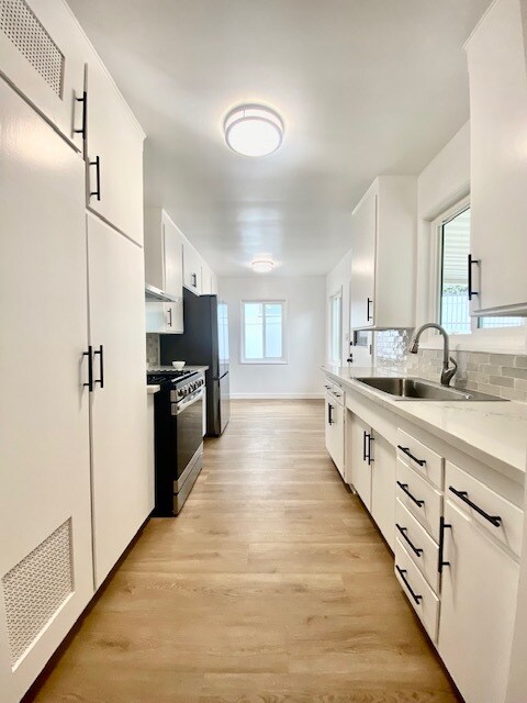 kitchen - 10421 Newhome Ave