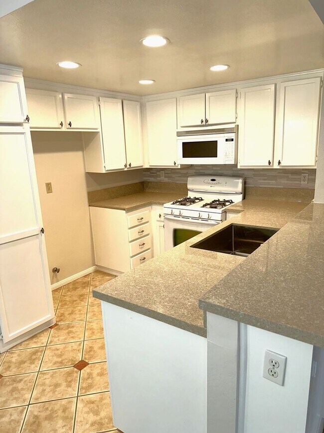 Building Photo - Spacious and Well Maintained 3 bed 2 Bath ...