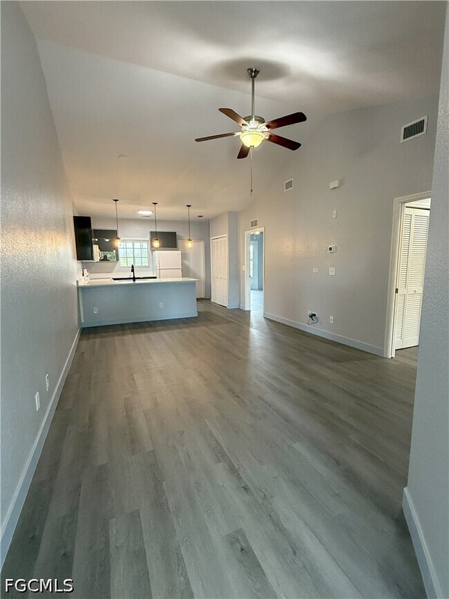 Foto del edificio - 8424 Bernwood Cove Loop
