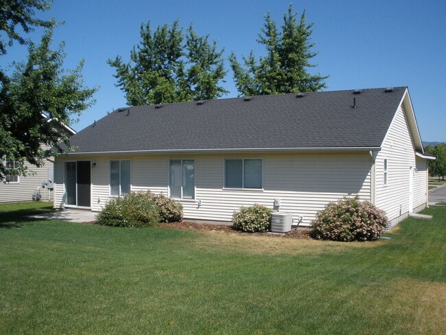 Building Photo - Must See!!!