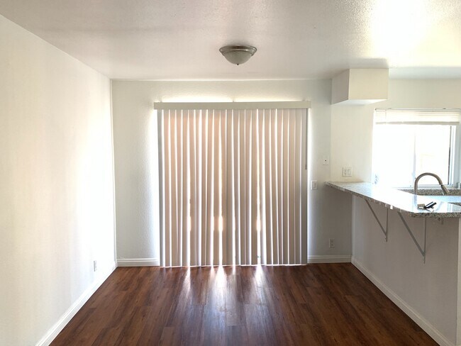 Foto del edificio - 3 Bedrooms, 2.5 Bath Townhome for Lease in Ontario with Water & Trash Included