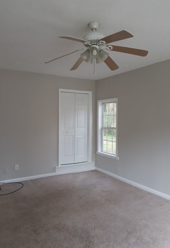 Building Photo - 225 Pine Hill Dr