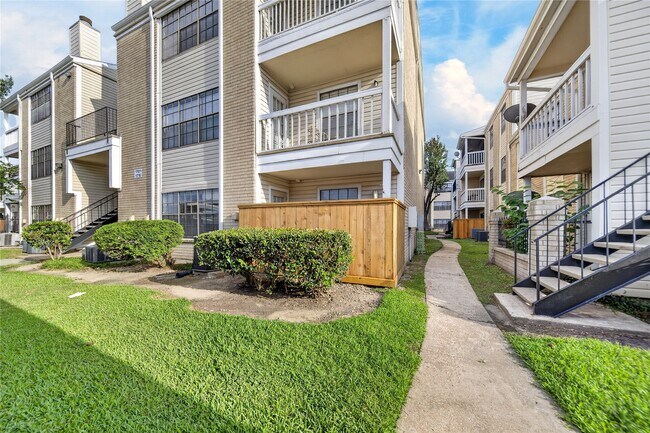 Foto del edificio - 2750 Holly Hall St