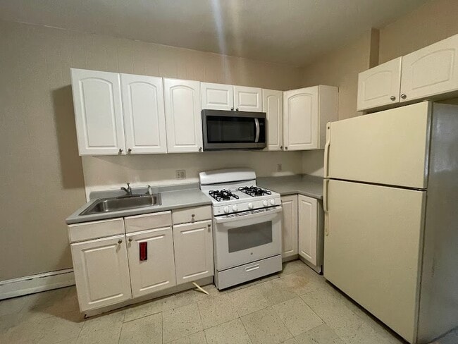 Eat-In Kitchen - 3610 Olive St