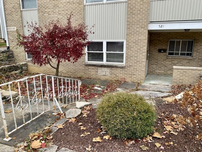 Building Photo - Quaint One Bedroom Apartment