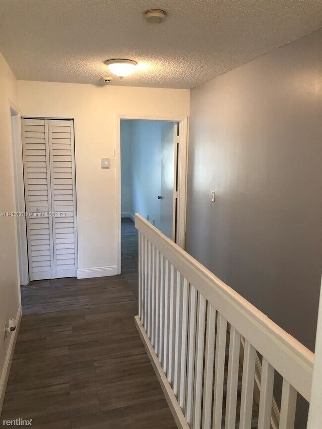 Foto del edificio - 3 br, 2.5 bath Townhome - 401 SW 120th Ave