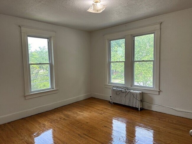 Building Photo - 2 Bedroom 1 Bathroom 2nd Floor Apartment F...