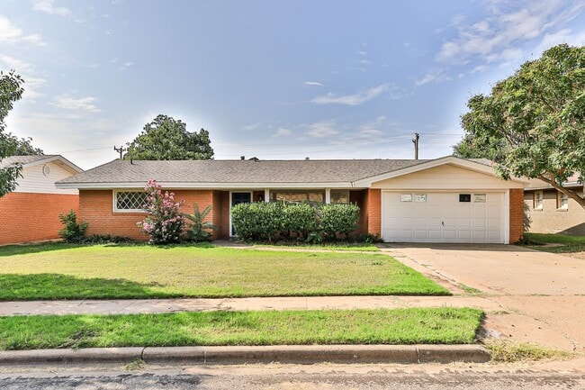 Building Photo - Spacious 3/2/2