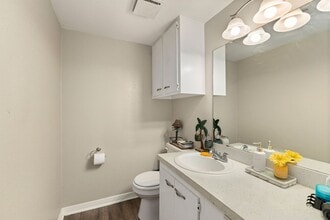 Building Photo - 8300 Oakhaven Rd