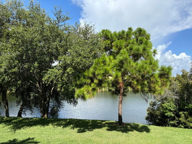 Foto del edificio - 2048 Alta Meadows Ln