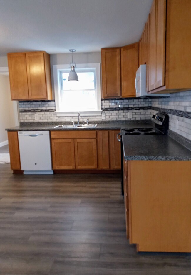 kitchen - 9 Brentwood Cir