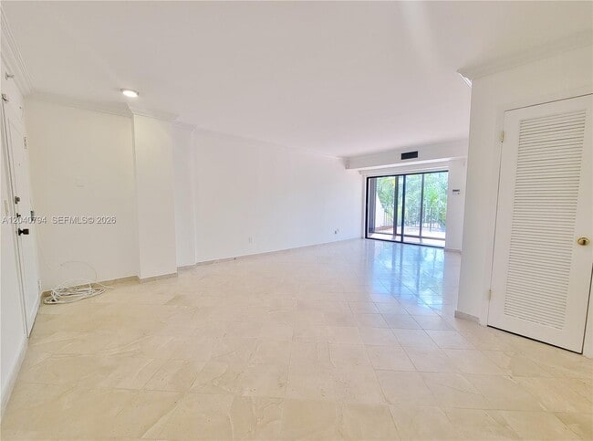 Foto del edificio - 77 Crandon Blvd