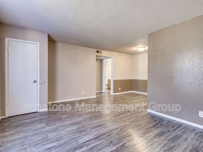 Foto del edificio - 4641 S Darlington Ave