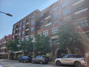 Building Photo - 3140 N Sheffield Ave