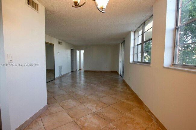 Building Photo - 7900 Tatum Waterway Drive Apt #414, Miami ...