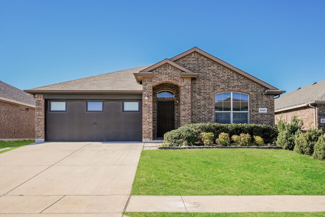 Building Photo - Striking 4-Bedroom Home in Fort Worth, TX