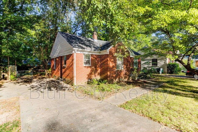 Photo - 1071 Robin Hood Ln House