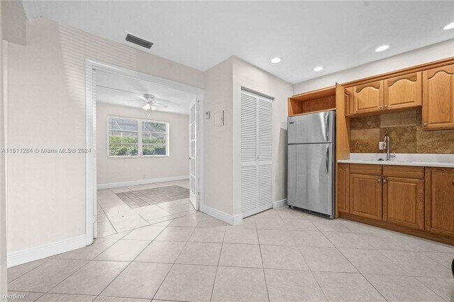 Building Photo - 3 br, 2 bath House - 2175 NE 56th St Apt 110