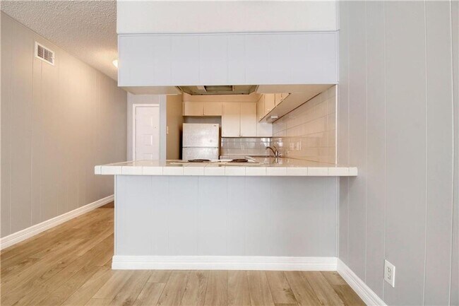 Foto del edificio - Charming 2 Bedroom, 1 Bath Condo in Prime ...