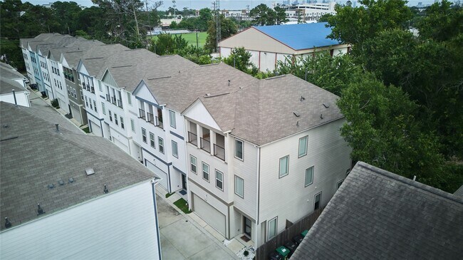 Building Photo - 911 W 35th St