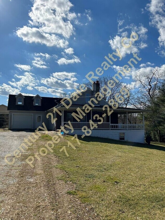 Large 4 BR Home that sits on 3 acres with House Rental in