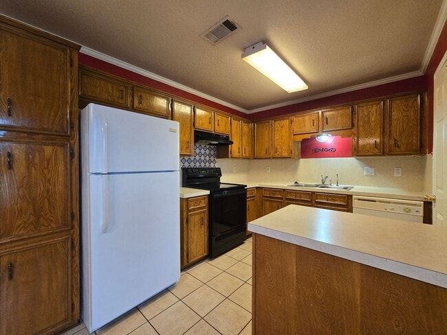 Building Photo - SECTION 8/HUD ACCEPTED - AVAILABLE NOW!