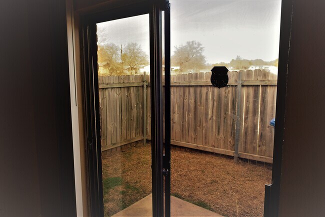 Patio trasero cercado - 10631 Starcrest Dr