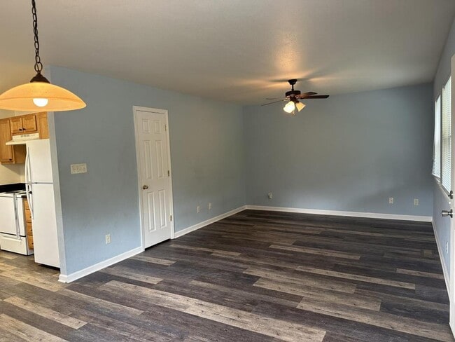 Foto del edificio - 103 Juniper Pl