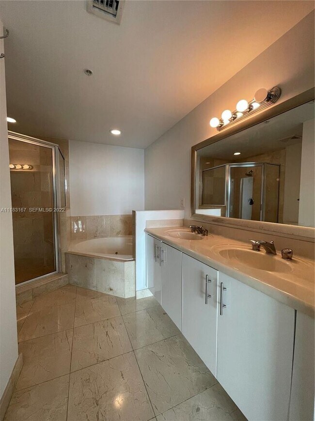 Foto del edificio - 7900 Harbor Island Dr