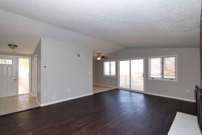 Building Photo - Beautiful 3 bed 1.5 bath home